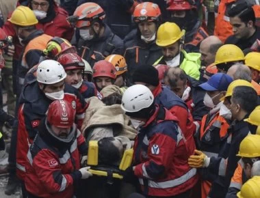 Κωνσταντινούπολη: Καρέ καρέ η διάσωση του 16χρονου από τα συντρίμμια της πολυκατοικίας